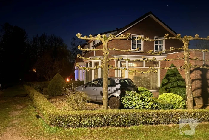 Automobilist onder invloed slaat over de kop en belandt in voortuin