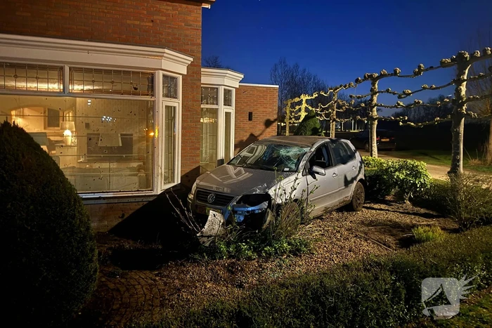 Automobilist onder invloed slaat over de kop en belandt in voortuin