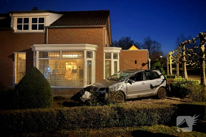Automobilist onder invloed slaat over de kop en belandt in voortuin