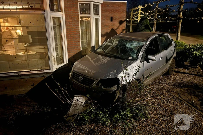 Automobilist onder invloed slaat over de kop en belandt in voortuin