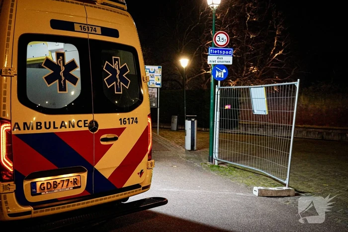 Vrouw fietst tegen afzetting en raakt gewond