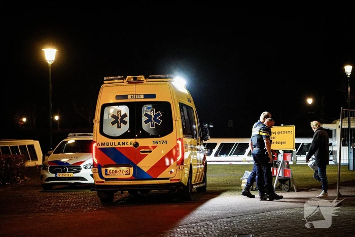 Vrouw fietst tegen afzetting en raakt gewond