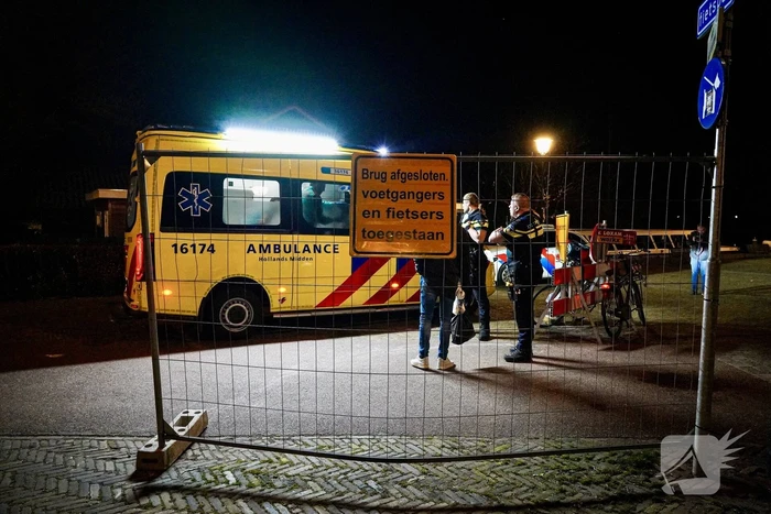 Vrouw fietst tegen afzetting en raakt gewond