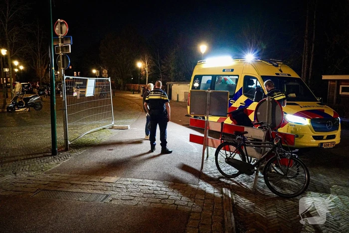 Vrouw fietst tegen afzetting en raakt gewond