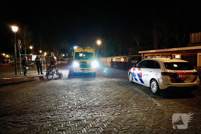 Vrouw fietst tegen afzetting en raakt gewond