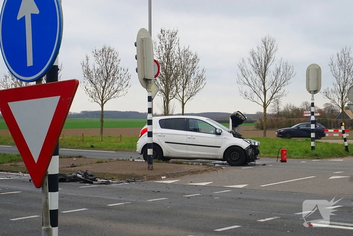 Veel schade bij aanrijding tussen twee voertuigen