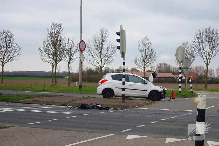 Veel schade bij aanrijding tussen twee voertuigen