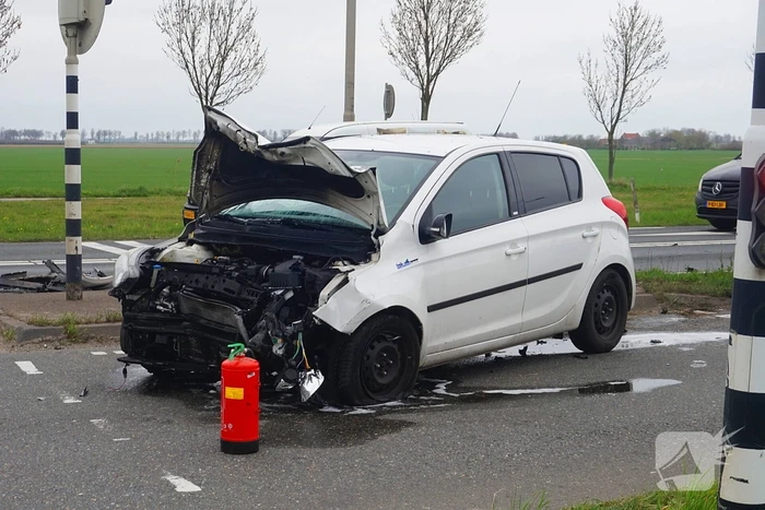 Veel schade bij aanrijding tussen twee voertuigen