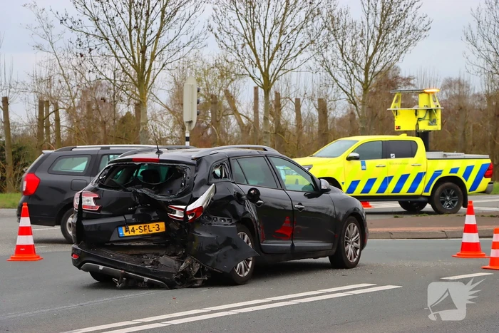 Veel schade bij aanrijding tussen twee voertuigen