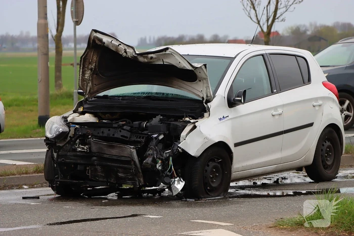 Veel schade bij aanrijding tussen twee voertuigen