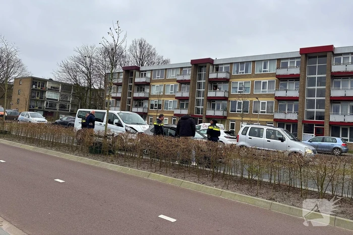 Taxibus klapt achterop personenauto
