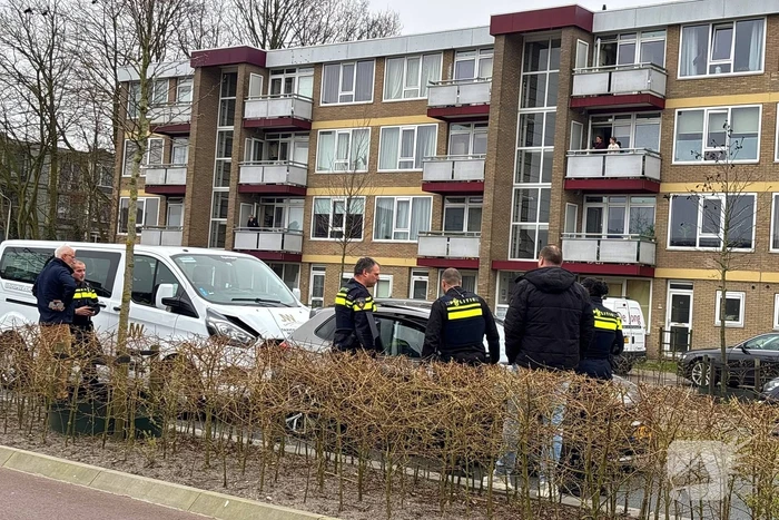 Taxibus klapt achterop personenauto