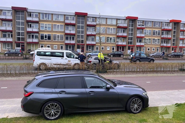 Taxibus klapt achterop personenauto