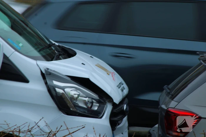 Taxibus klapt achterop personenauto