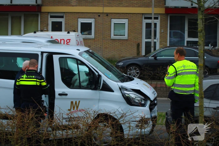 Taxibus klapt achterop personenauto