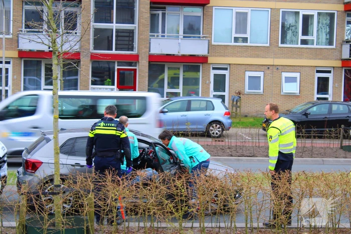 Taxibus klapt achterop personenauto