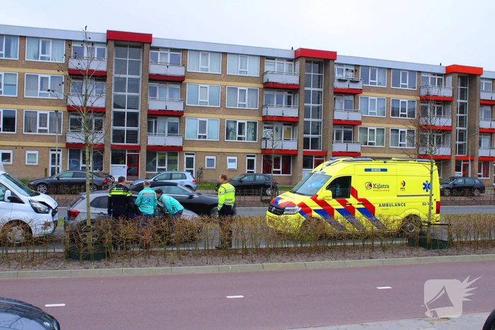 Taxibus klapt achterop personenauto