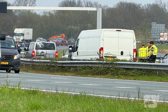 Flinke schade bij aanrijding tussen twee bestelbussen