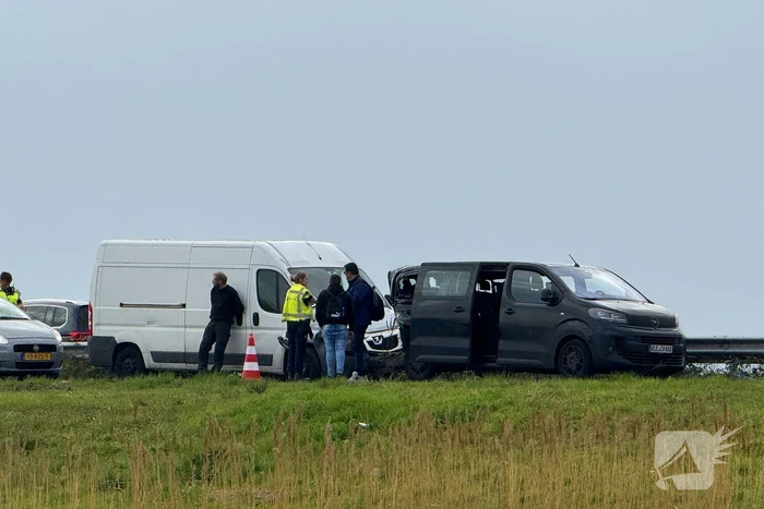 Flinke schade bij aanrijding tussen twee bestelbussen