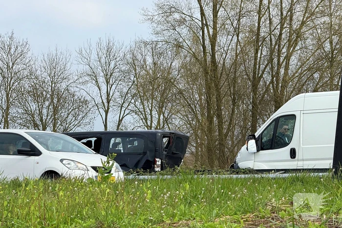 Flinke schade bij aanrijding tussen twee bestelbussen