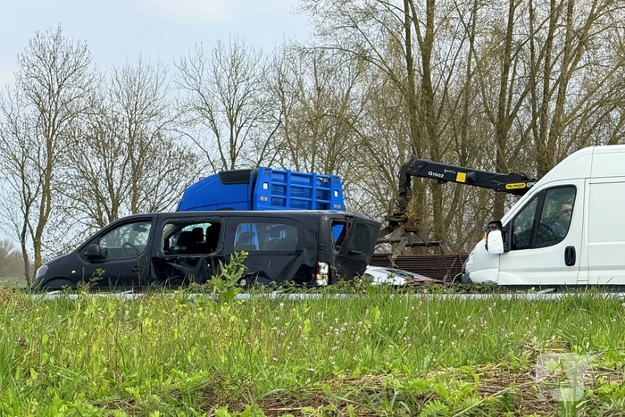 Flinke schade bij aanrijding tussen twee bestelbussen
