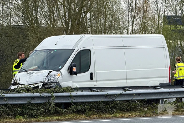 Flinke schade bij aanrijding tussen twee bestelbussen