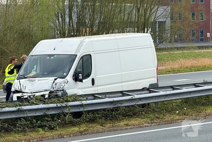 Flinke schade bij aanrijding tussen twee bestelbussen