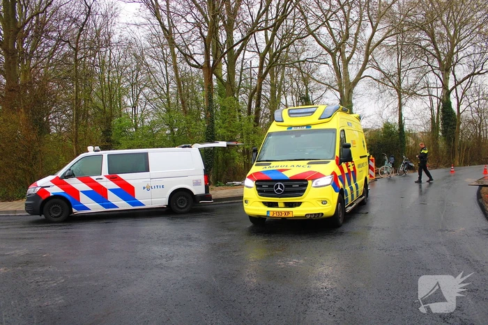 Fietser onderuit op glad wegdek