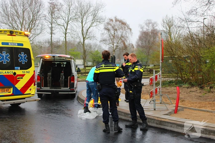 Fietser onderuit op glad wegdek