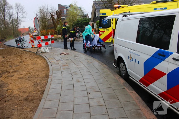 Fietser onderuit op glad wegdek