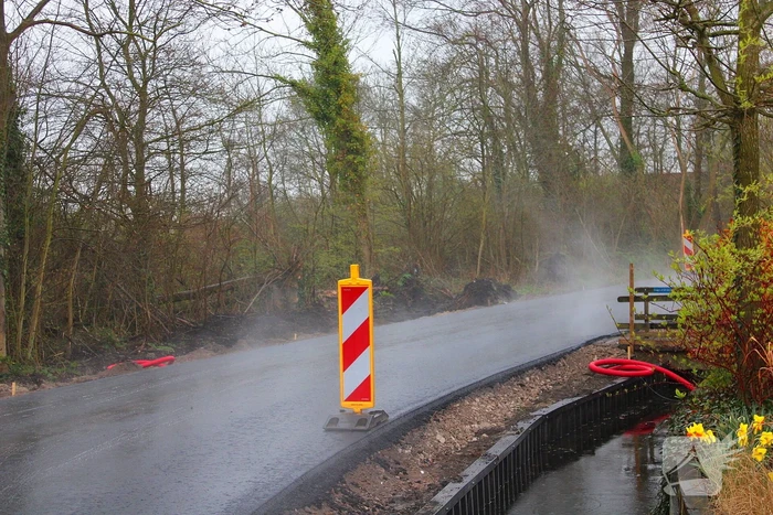 Fietser onderuit op glad wegdek