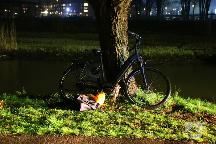 Man op fiets raakt te water