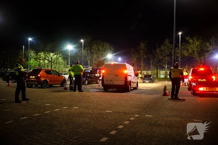 Grote verkeerscontrole op parkeerplaats, vele automobilisten gecontroleerd