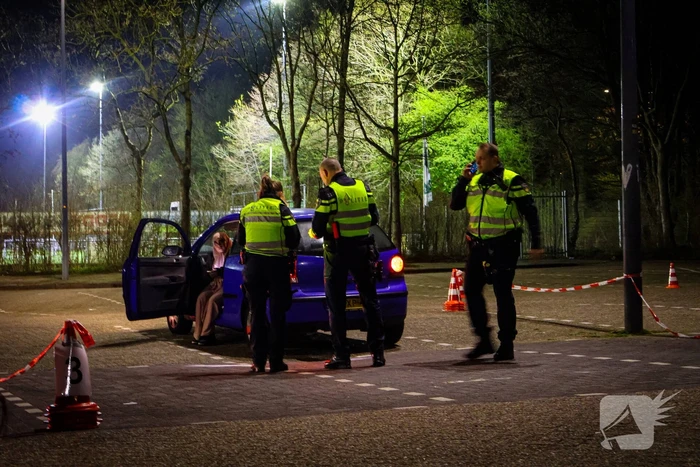 Grote verkeerscontrole op parkeerplaats, vele automobilisten gecontroleerd