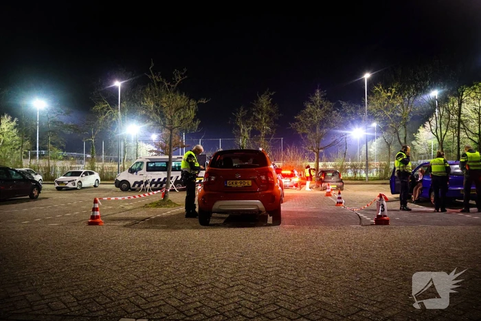 Grote verkeerscontrole op parkeerplaats, vele automobilisten gecontroleerd
