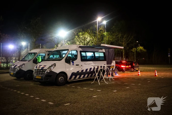 Grote verkeerscontrole op parkeerplaats, vele automobilisten gecontroleerd