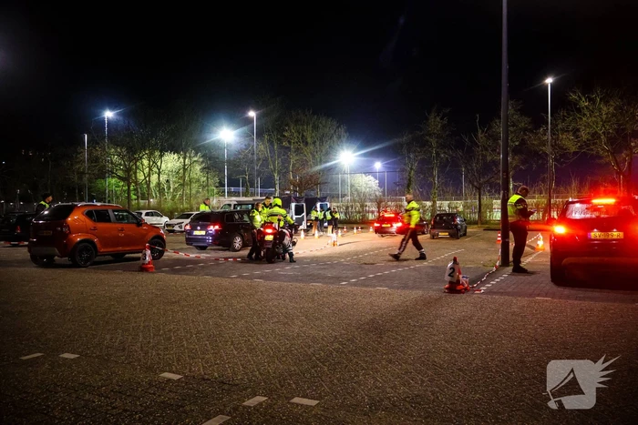 Grote verkeerscontrole op parkeerplaats, vele automobilisten gecontroleerd