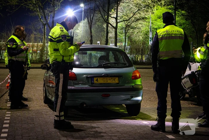 Grote verkeerscontrole op parkeerplaats, vele automobilisten gecontroleerd