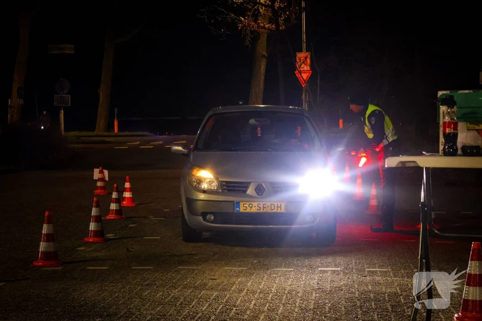 Grote verkeerscontrole op parkeerplaats, vele automobilisten gecontroleerd