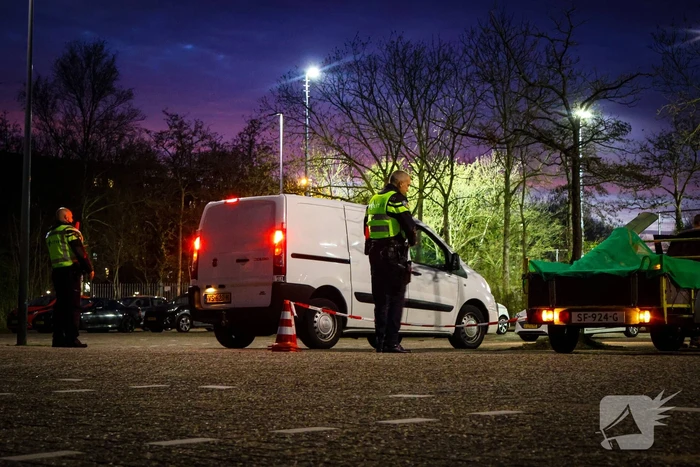 Grote verkeerscontrole op parkeerplaats, vele automobilisten gecontroleerd