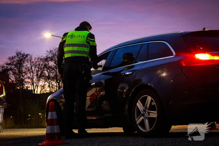 Grote verkeerscontrole op parkeerplaats, vele automobilisten gecontroleerd