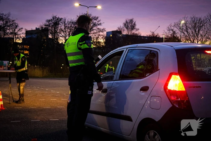 Grote verkeerscontrole op parkeerplaats, vele automobilisten gecontroleerd