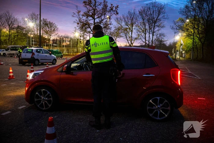Grote verkeerscontrole op parkeerplaats, vele automobilisten gecontroleerd