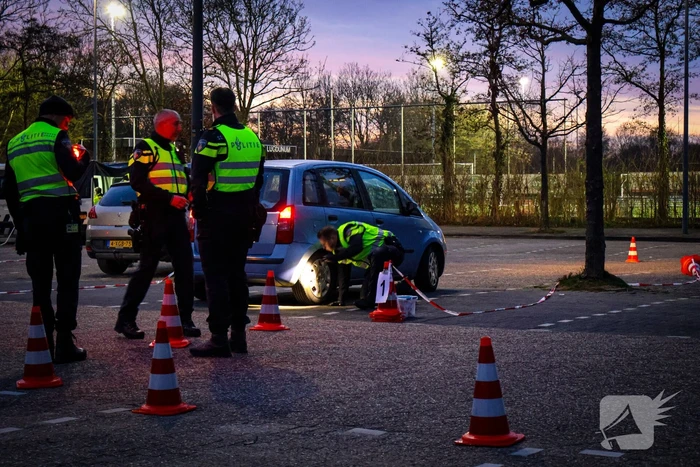 Grote verkeerscontrole op parkeerplaats, vele automobilisten gecontroleerd