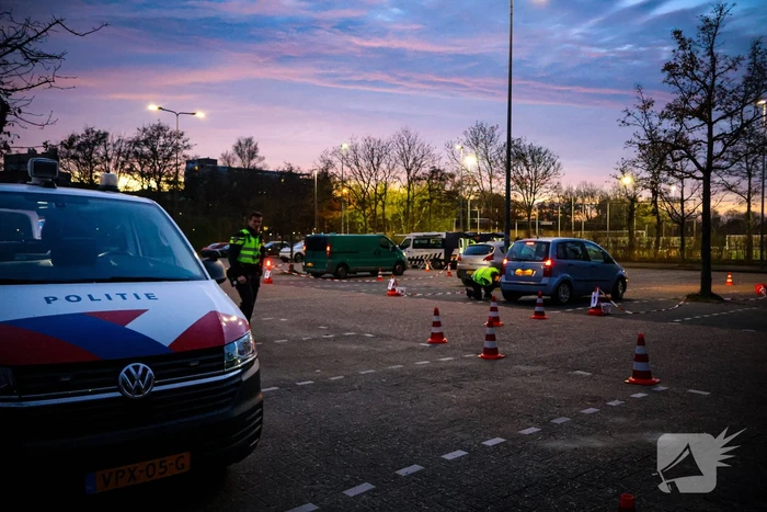Grote verkeerscontrole op parkeerplaats, vele automobilisten gecontroleerd