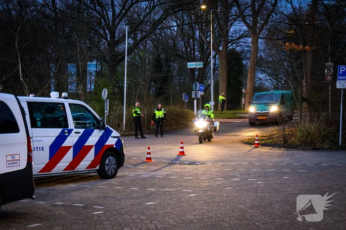 Grote verkeerscontrole op parkeerplaats, vele automobilisten gecontroleerd