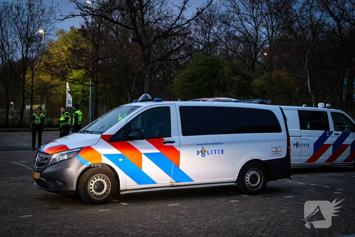 Grote verkeerscontrole op parkeerplaats, vele automobilisten gecontroleerd