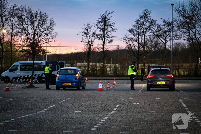 Grote verkeerscontrole op parkeerplaats, vele automobilisten gecontroleerd