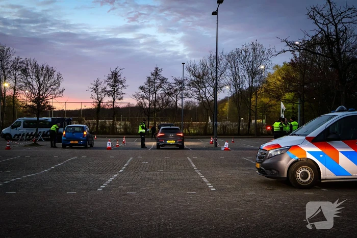 Grote verkeerscontrole op parkeerplaats, vele automobilisten gecontroleerd
