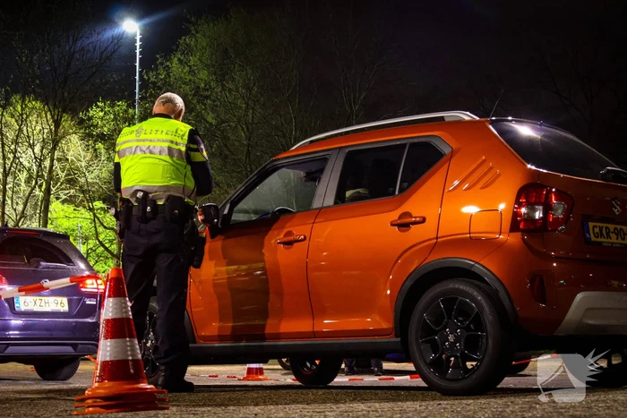 Grote verkeerscontrole op parkeerplaats, vele automobilisten gecontroleerd